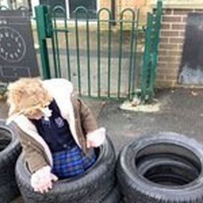 Tyre play for building and balancing